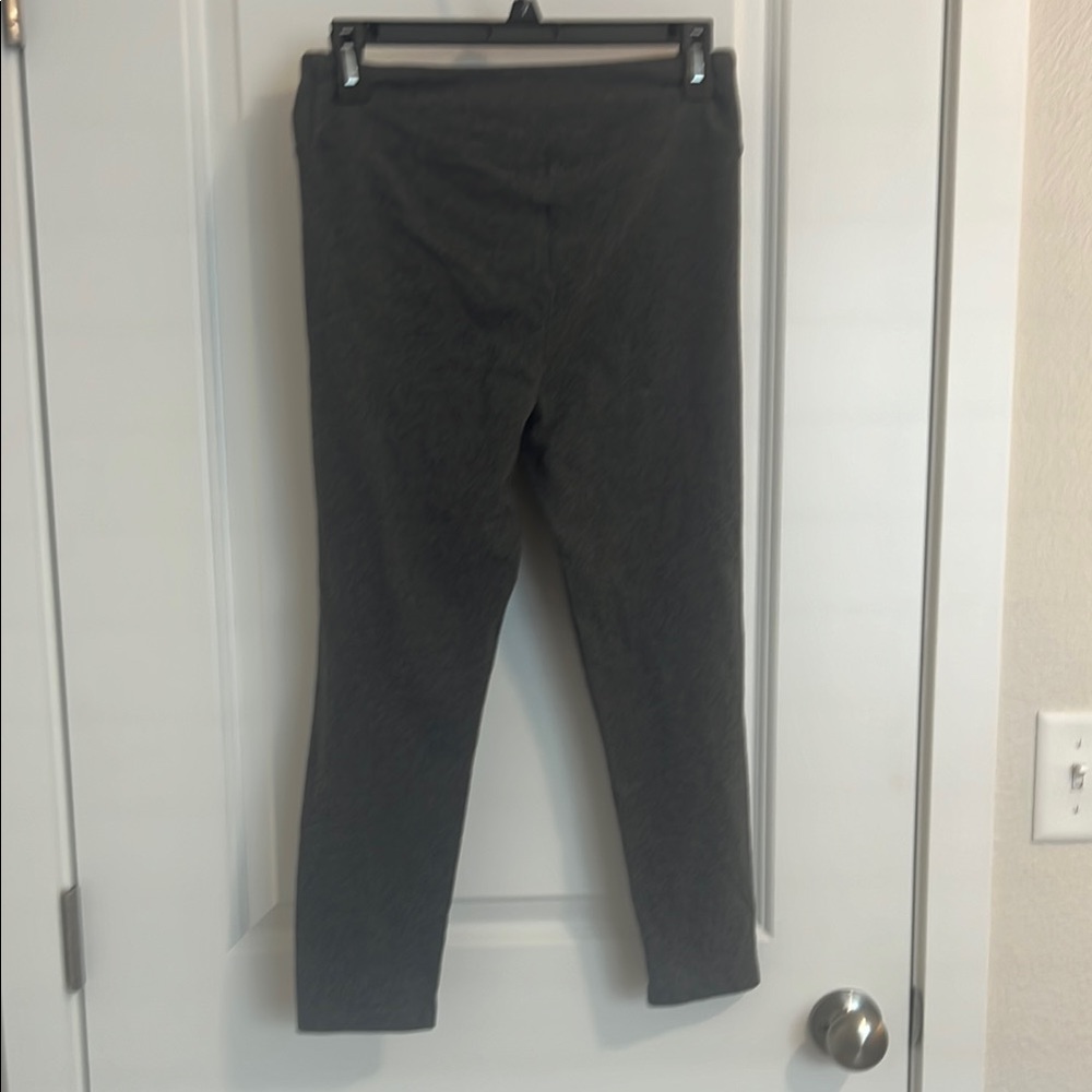 Women. Gray Leggings - Picture 3 of 4